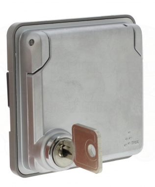 Prise de courant avec volet verrouill� Legrand Soliroc